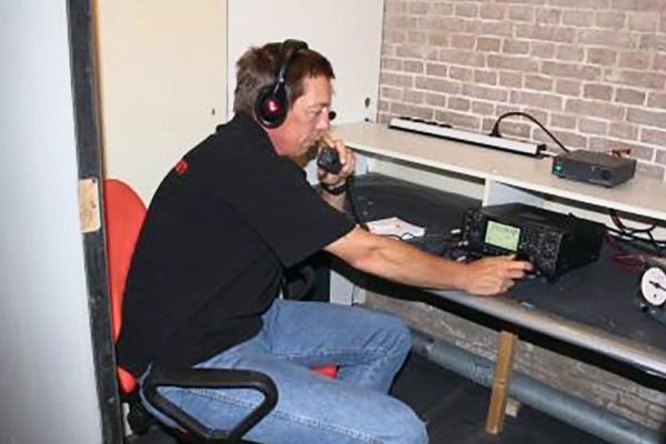 Zendamateurs aan het werk in hun radiokamer in een oud kruitmagazijn