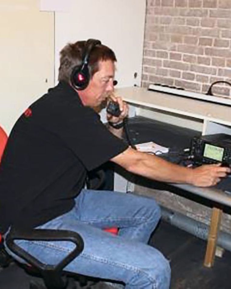 Zendamateurs aan het werk in hun radiokamer in een oud kruitmagazijn
