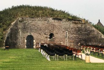 Stoelen opgesteld op het gras voor de bomvrije kazerne