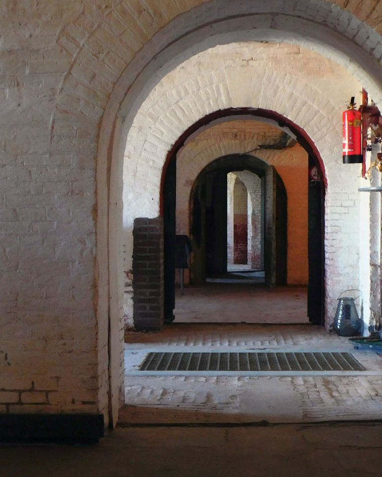 Doorkijk door de gewelven van de bomvrije kazerne