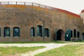 De gevel van de bomvrije kazerne met de ramen die in 1884 uit de schietgaten werden gehakt