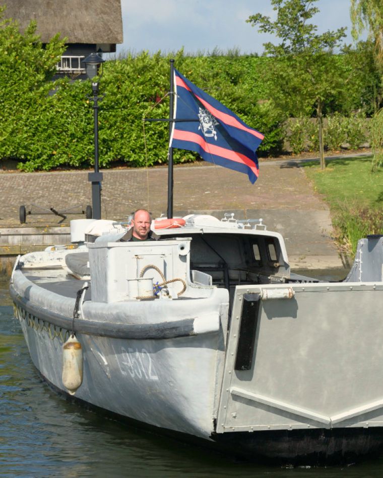 Bezoekers aan boord van het landingsvaartuig op het Hollandsch Diep