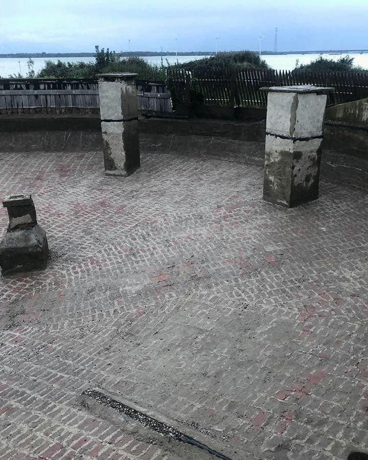 Het dak van de bomvrije kazerne tijdens de restauratie in 2022