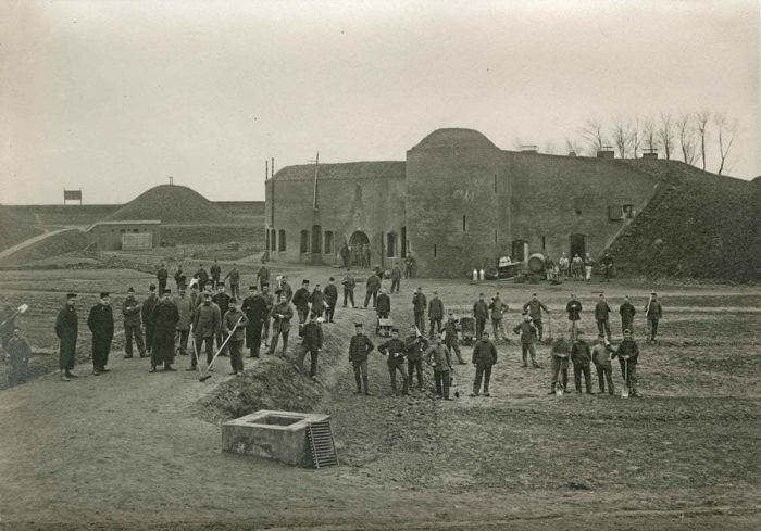 Soldaten op het binnenplein van Fort Buitensluis, 1914-1918