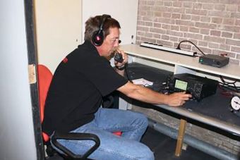 Zendamateurs aan het werk in hun radiokamer in een oud kruitmagazijn