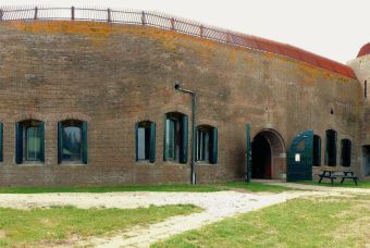 De gevel van de bomvrije kazerne met de ramen die in 1884 uit de schietgaten werden gehakt