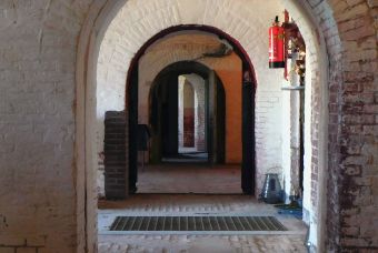 Doorkijk door de gewelven van de bomvrije kazerne