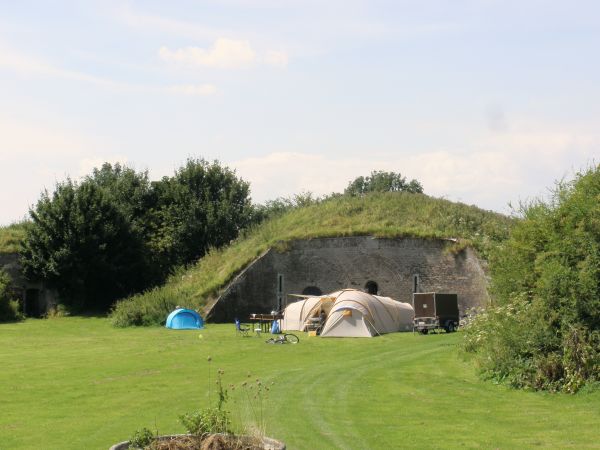Kampeerders op de camping aan de voet van de wallen