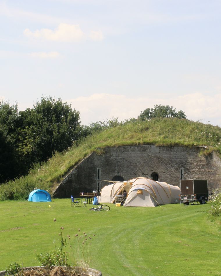 Kampeerders op de camping aan de voet van de wallen