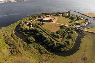 Luchtfoto van Fort Buitensluis met de gracht, de wallen en de jachthaven