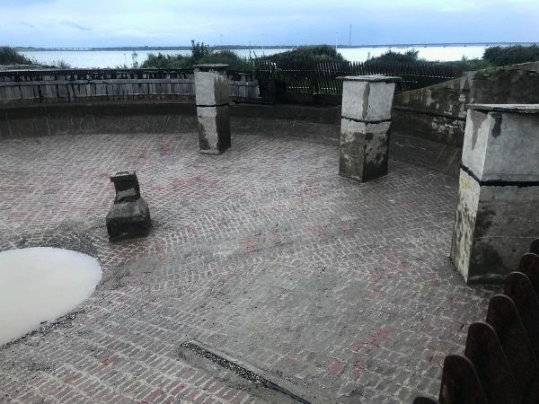 Het dak van de bomvrije kazerne tijdens de restauratie in 2022