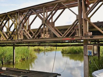 De baileybrug over de gracht van Fort Buitensluis