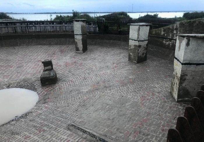 Het dak van de bomvrije kazerne tijdens de restauratie in 2022