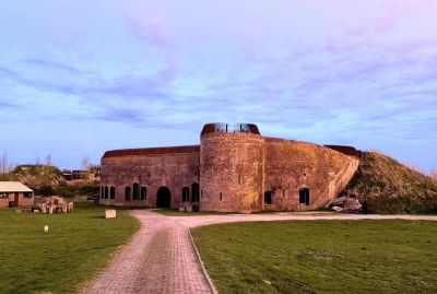 De bomvrije kazerne van Fort Buitensluis in het avondlicht