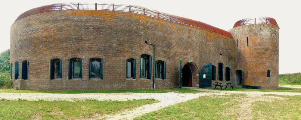 De gevel van de bomvrije kazerne met de ramen die in 1884 uit de schietgaten werden gehakt