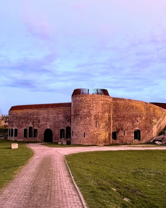 De bomvrije kazerne van Fort Buitensluis in het avondlicht
