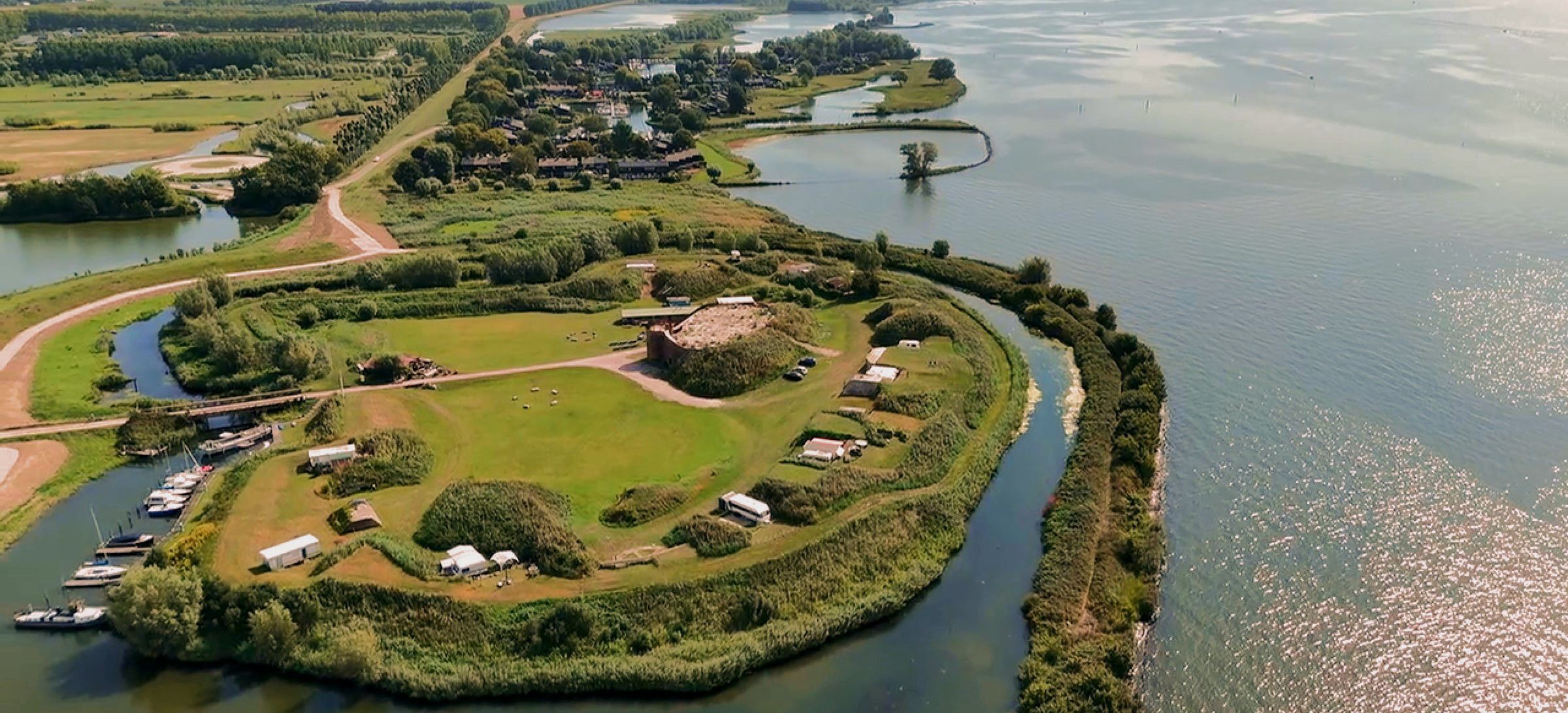 Luchtfoto van Fort Buitensluis met de gracht, de jachthaven en het Hollandsch Diep
