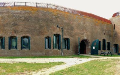 De gevel van de bomvrije kazerne met de ramen die in 1884 uit de schietgaten werden gehakt