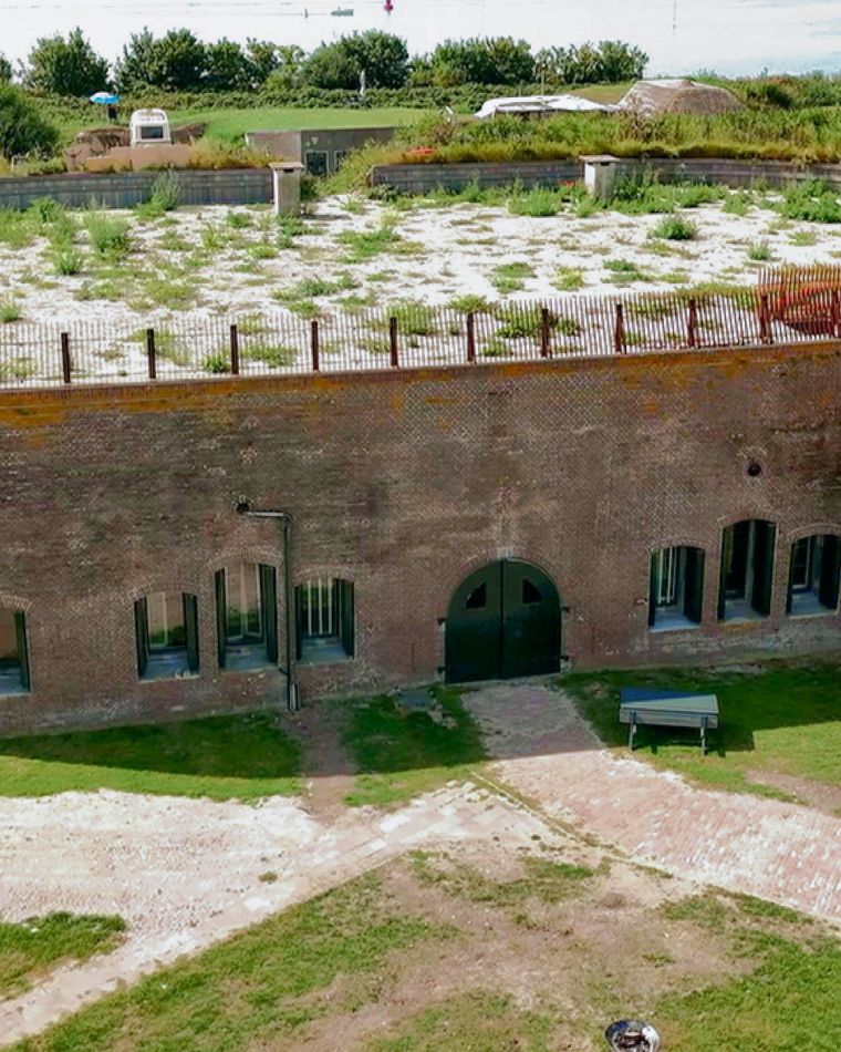 De bomvrije kazerne met het dakterras en de ronde traptoren