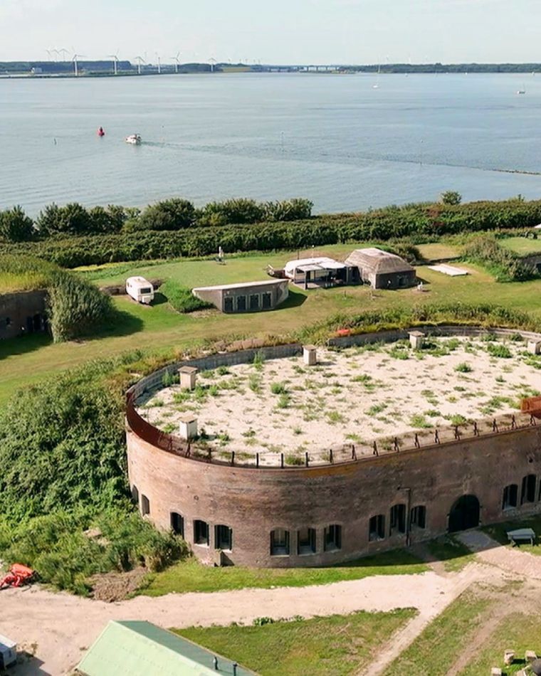 De bomvrije kazerne van bovenaf, met het Hollandsch Diep op de achtergrond