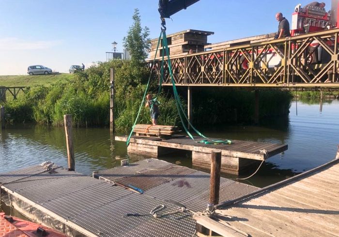 De nieuwe drijvende steiger in de haven van het fort