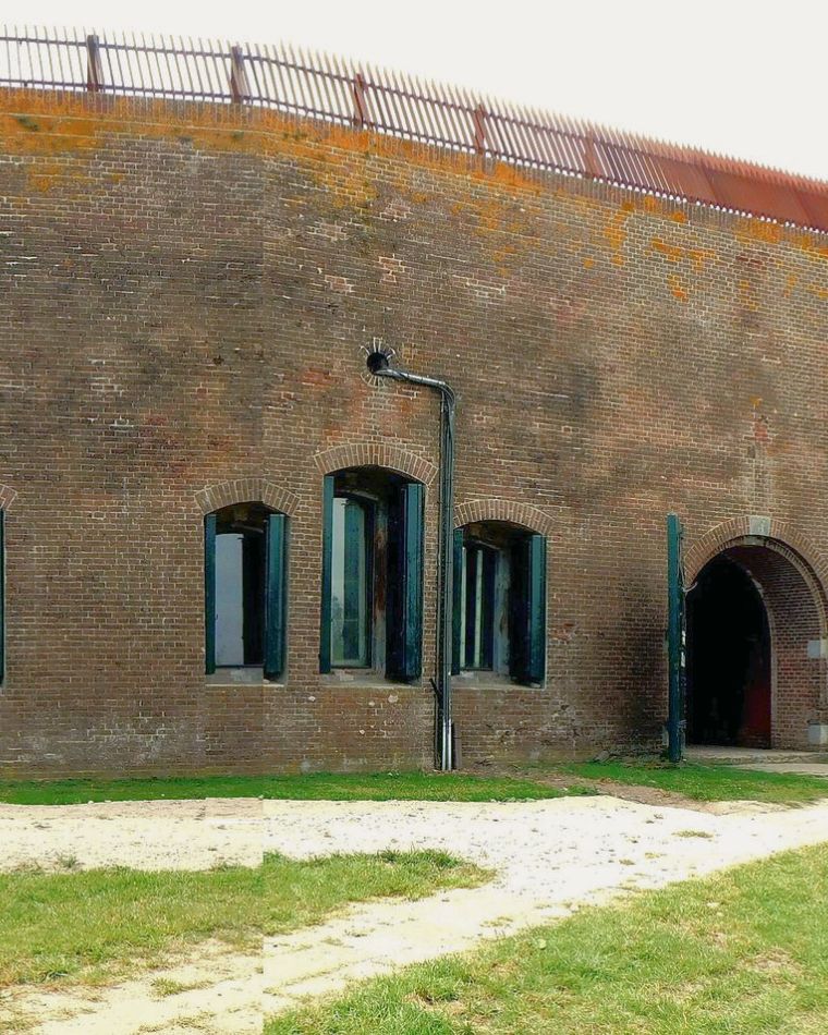 De gevel van de bomvrije kazerne met de ramen die in 1884 uit de schietgaten werden gehakt