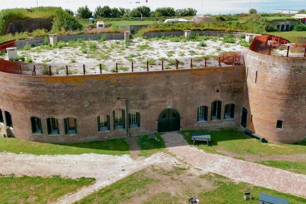 De bomvrije kazerne met het dakterras en de ronde traptoren
