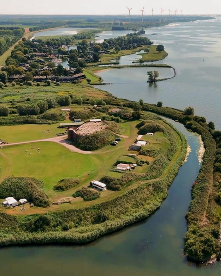 Luchtfoto van Fort Buitensluis met de gracht, de jachthaven en het Hollandsch Diep