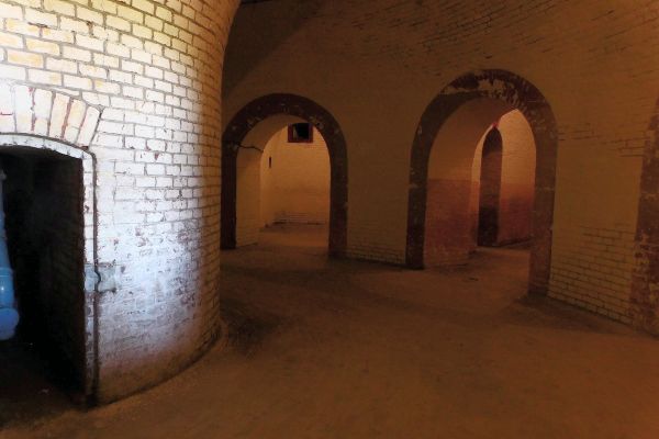 Een gewelfde gang in de bomvrije kazerne