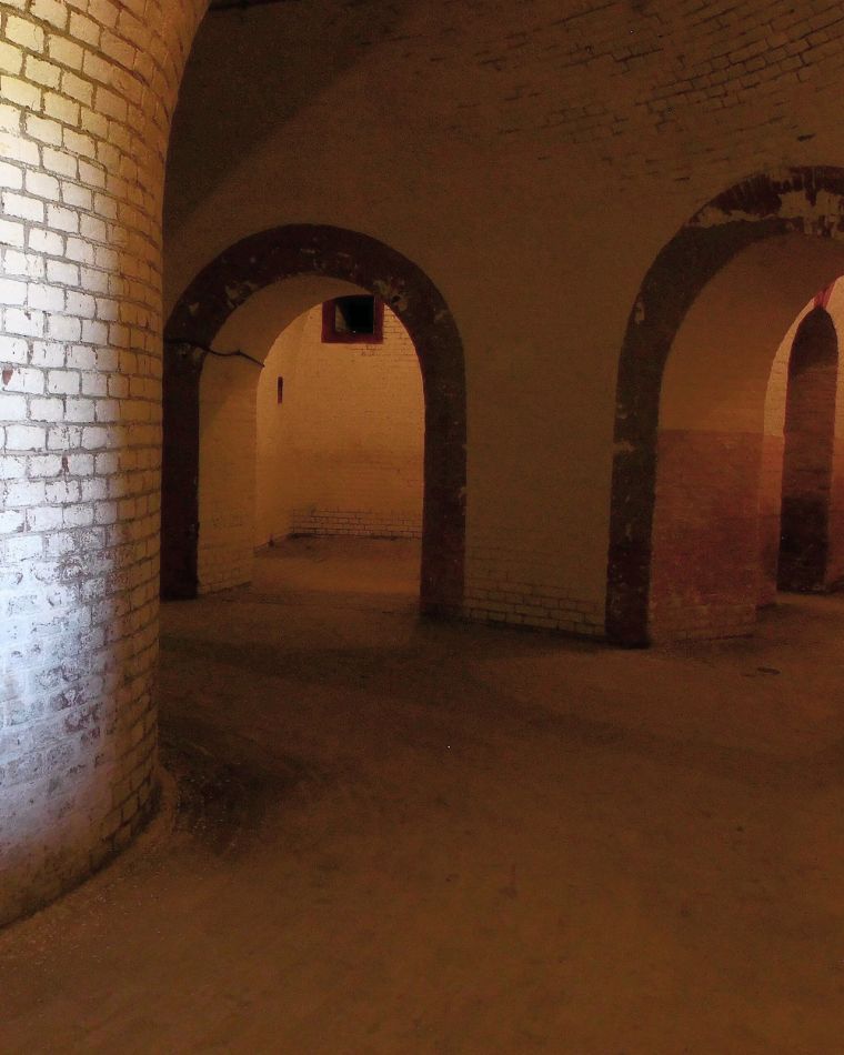 Een gewelfde gang in de bomvrije kazerne