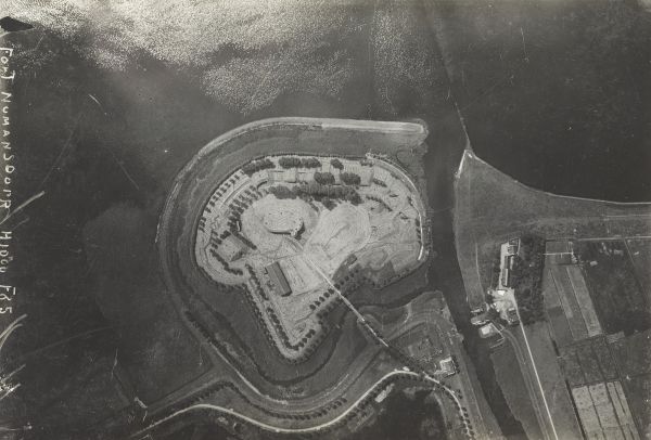 Luchtfoto van Fort Buitensluis uit de periode 1920-1940 (NIMH)