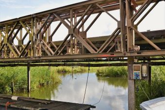 De baileybrug over de gracht van Fort Buitensluis