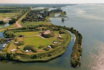 Luchtfoto van Fort Buitensluis met de gracht, de jachthaven en het Hollandsch Diep