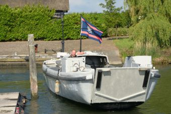 Bezoekers aan boord van het landingsvaartuig op het Hollandsch Diep