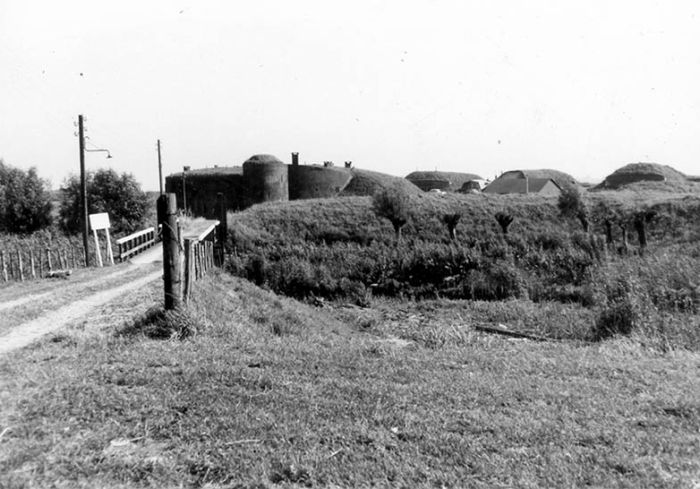 De houten brug over de fortgracht in 1966 (Stichting Menno van Coehoorn)
